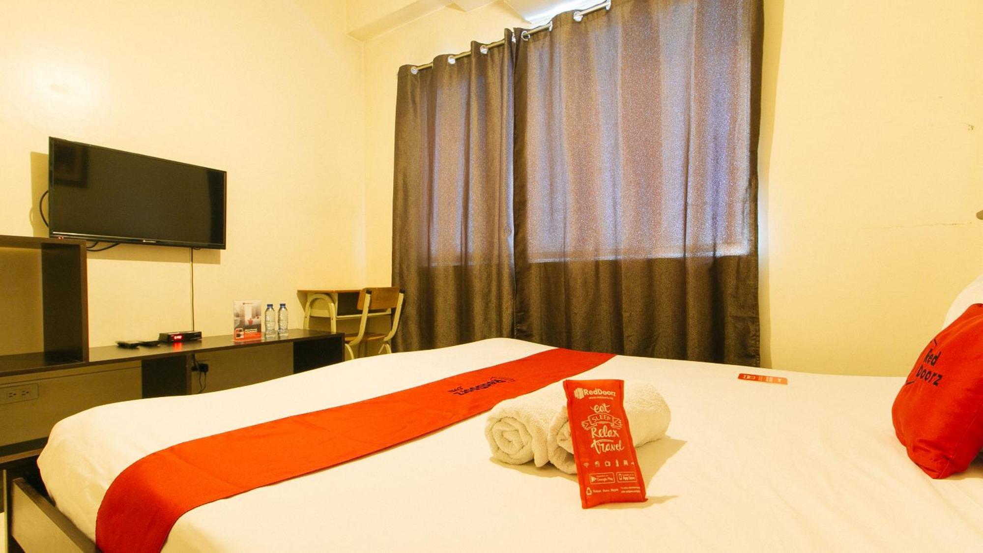 RedDoorz Plus @ E Rodriguez Corner Banawe Quezon City Exterior foto