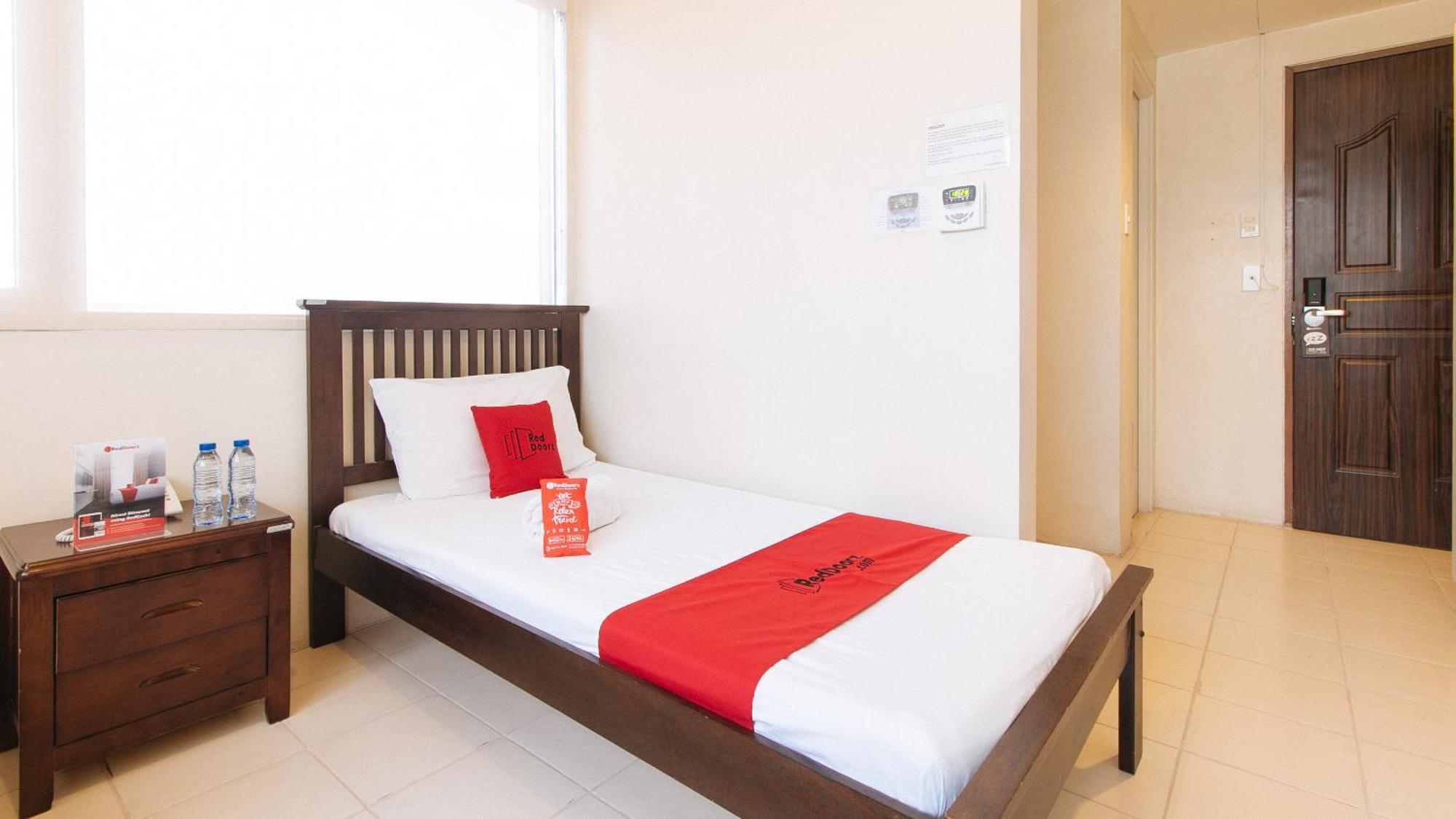 RedDoorz Plus @ E Rodriguez Corner Banawe Quezon City Exterior foto
